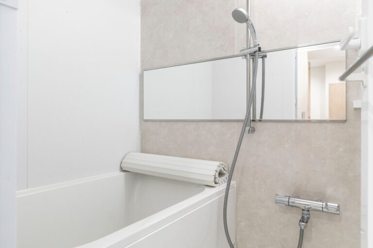 「クエン酸」を使った鏡の掃除方法｜注意点や汚れが取れないときの対処法も解説