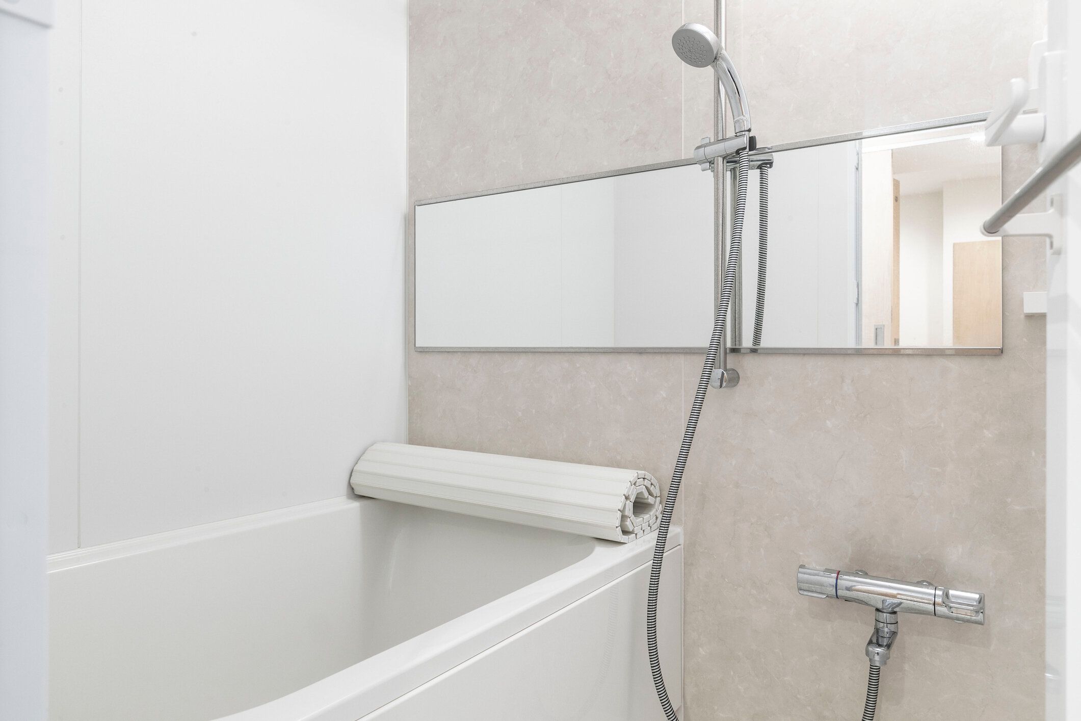 新しいモダンなバスルームに大きな白いバスタブ