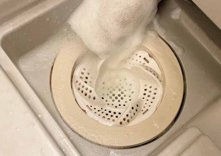 お風呂掃除で髪の毛を簡単に取る方法｜溶かし方や便利グッズの紹介も！