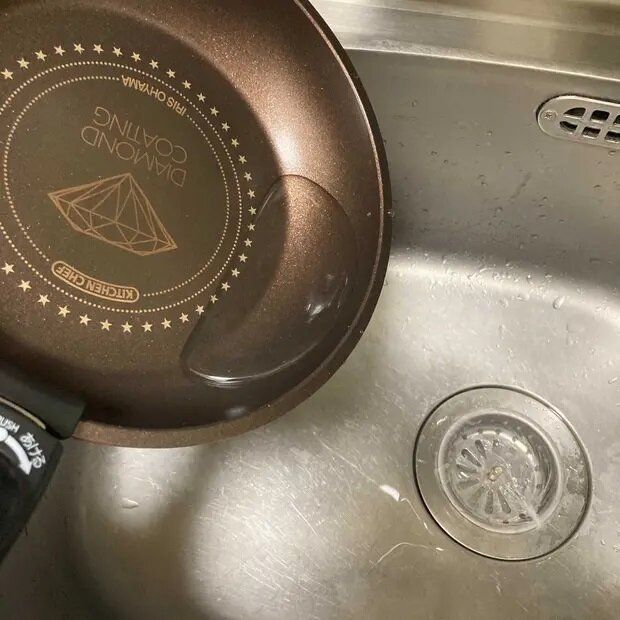 汁を捨てた後、水で流すだけではダメ！シンクを傷めてしまうNG行為