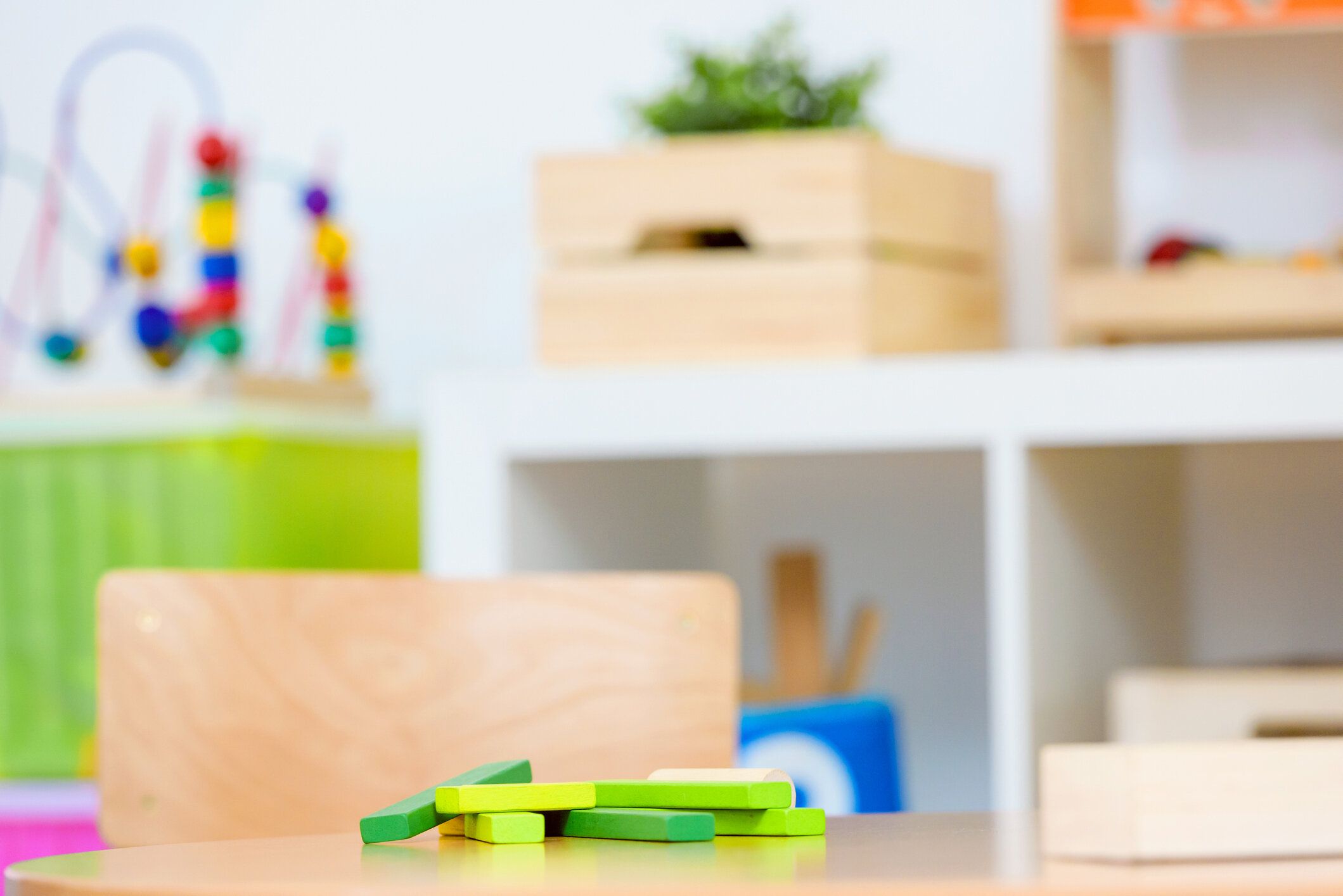 カラフルな教訓的なおもちゃで幼児教室