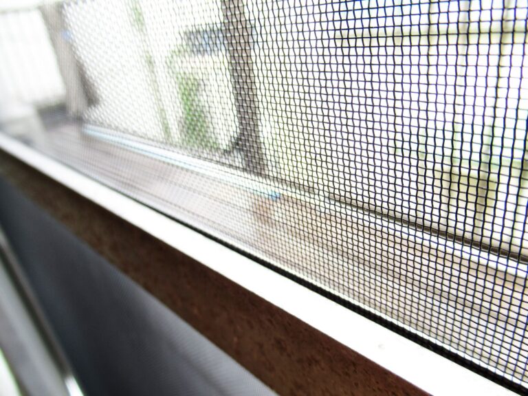 【田舎暮らしの虫対策】網戸にくっつく小さな虫を寄せつけないアイテム3選