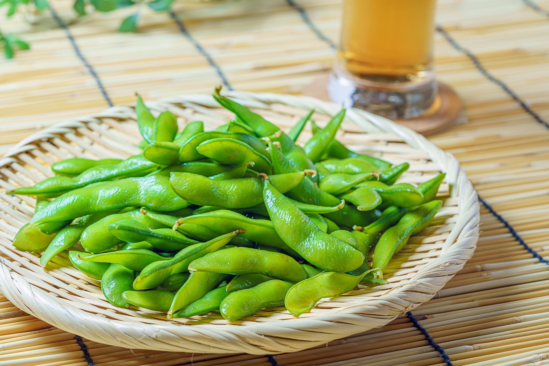 ゆでた緑大豆とビール