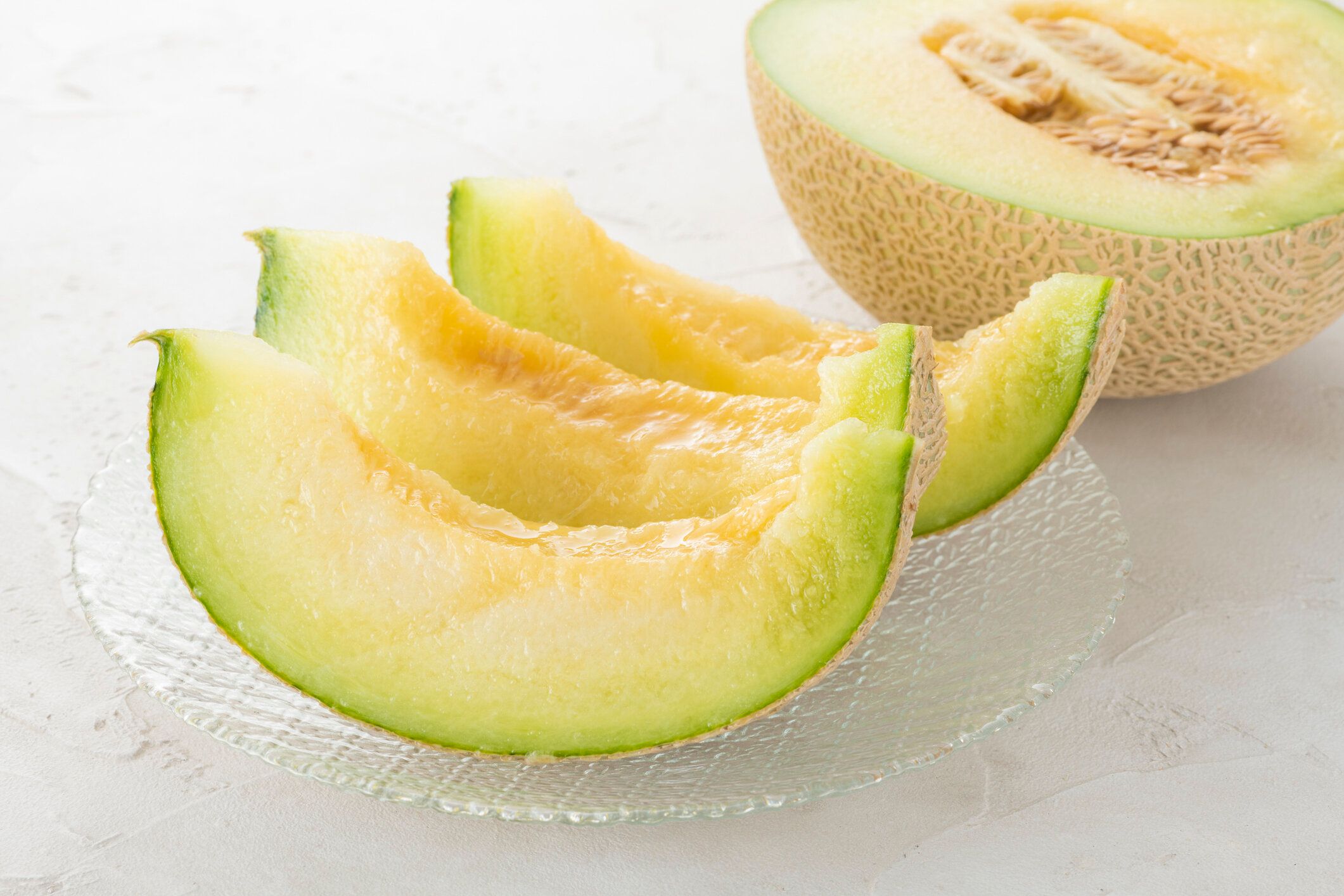 切って新鮮なメロンを食べる