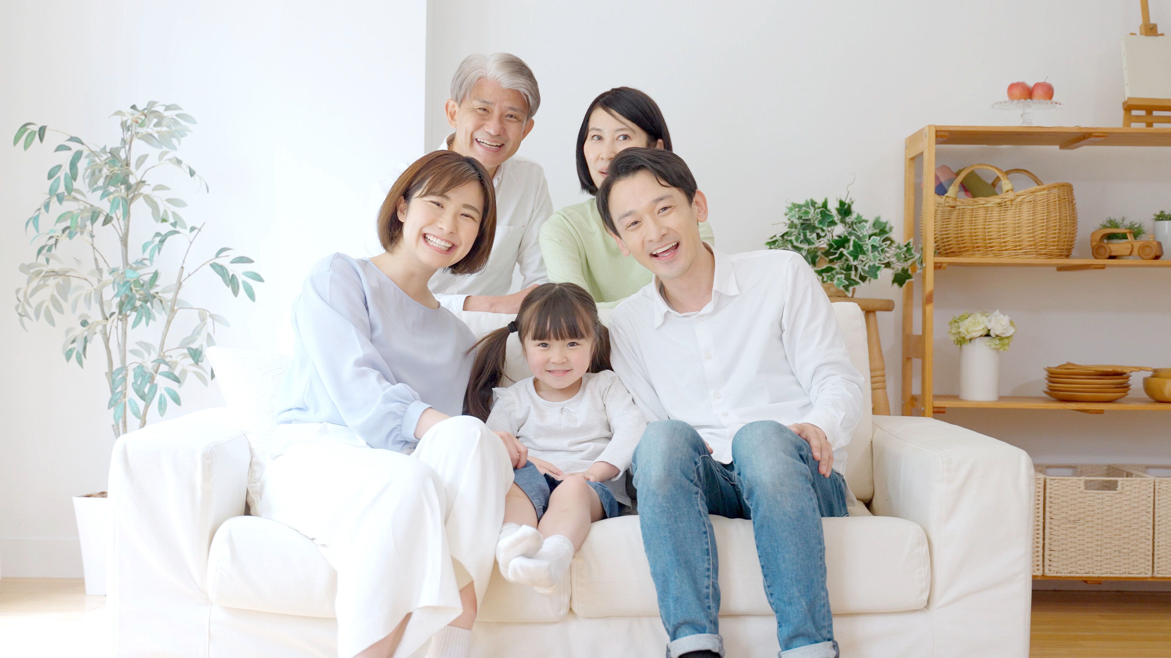 リビングルームでリラックスした3世代のアジアの家族