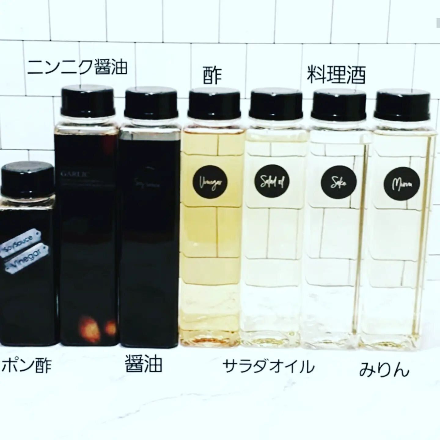 【セリア】液状の調味料はスクエア型のボトルに入れ替えてコンパクトに