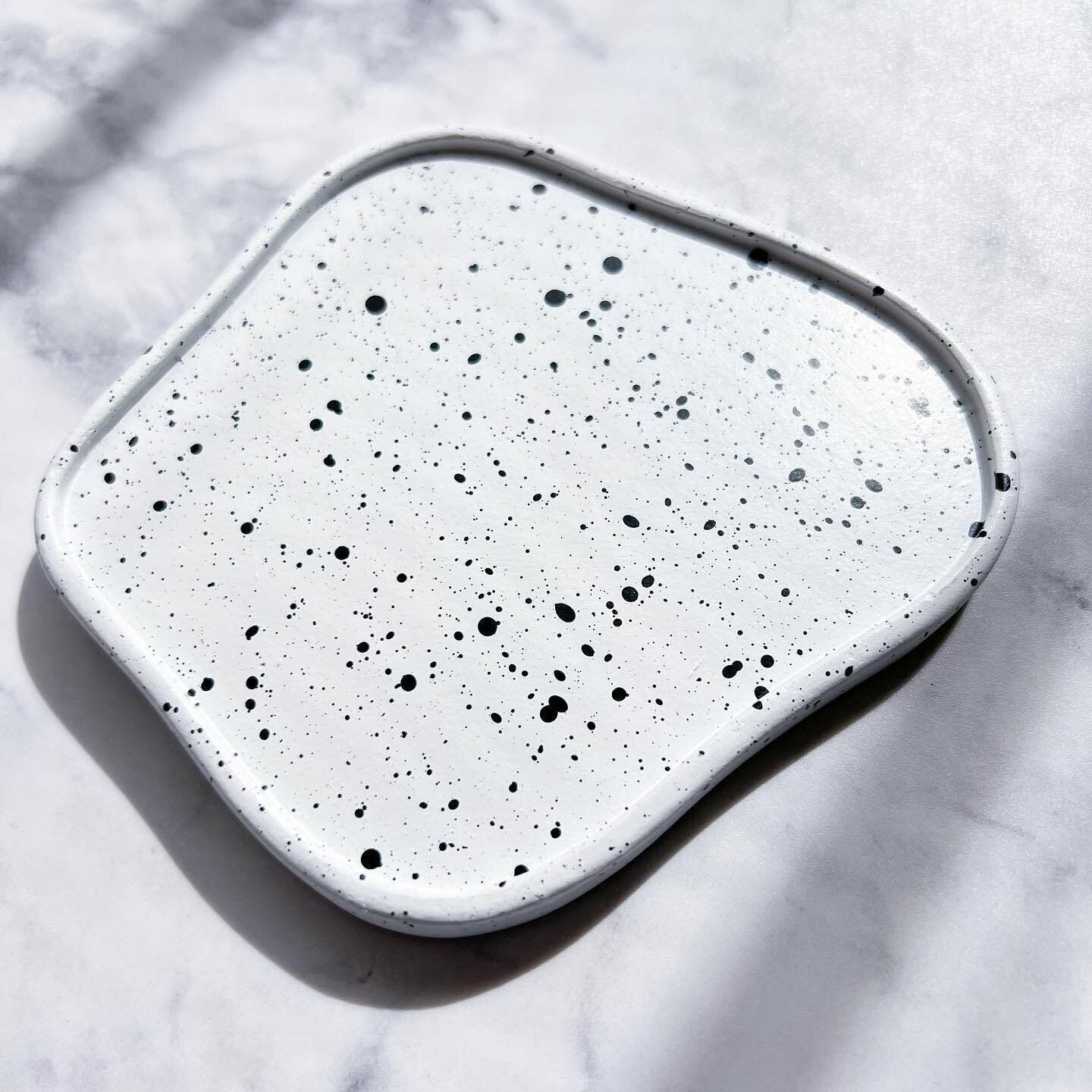 【セリア】ユニークな形と柄のレジントレーは置くだけでおしゃれ感を演出できる