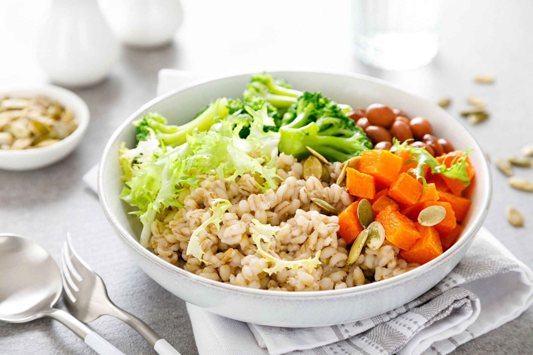 真珠大麦、赤豆、ブロッコリー、バターナッツスカッシュのベジタリアンランチボウル