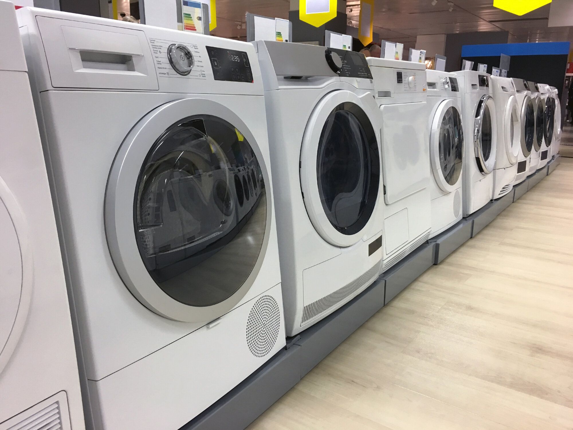店内の洗濯機の列
