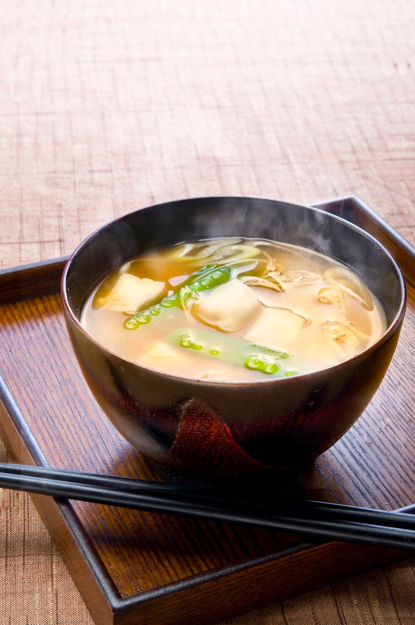 絹の鞘の豆腐と味噌汁