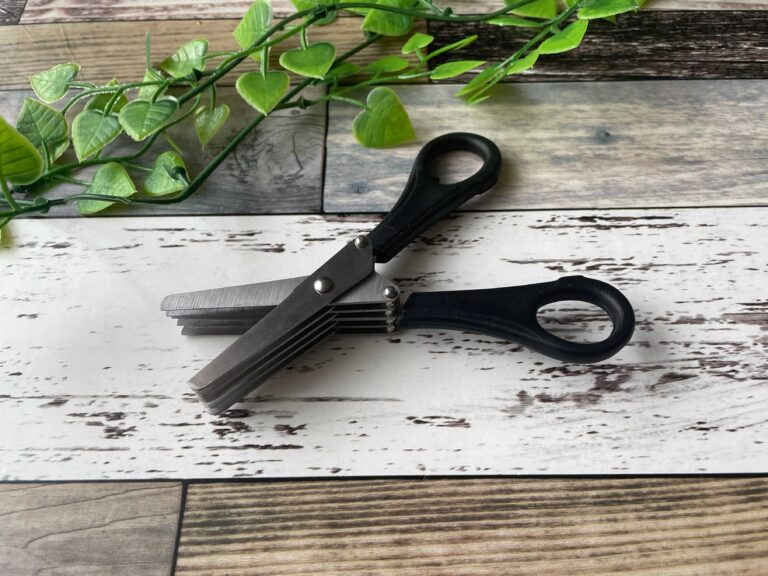 【ワッツ】コンパクトだから使いやすい！シュレッダーハサミが110円！