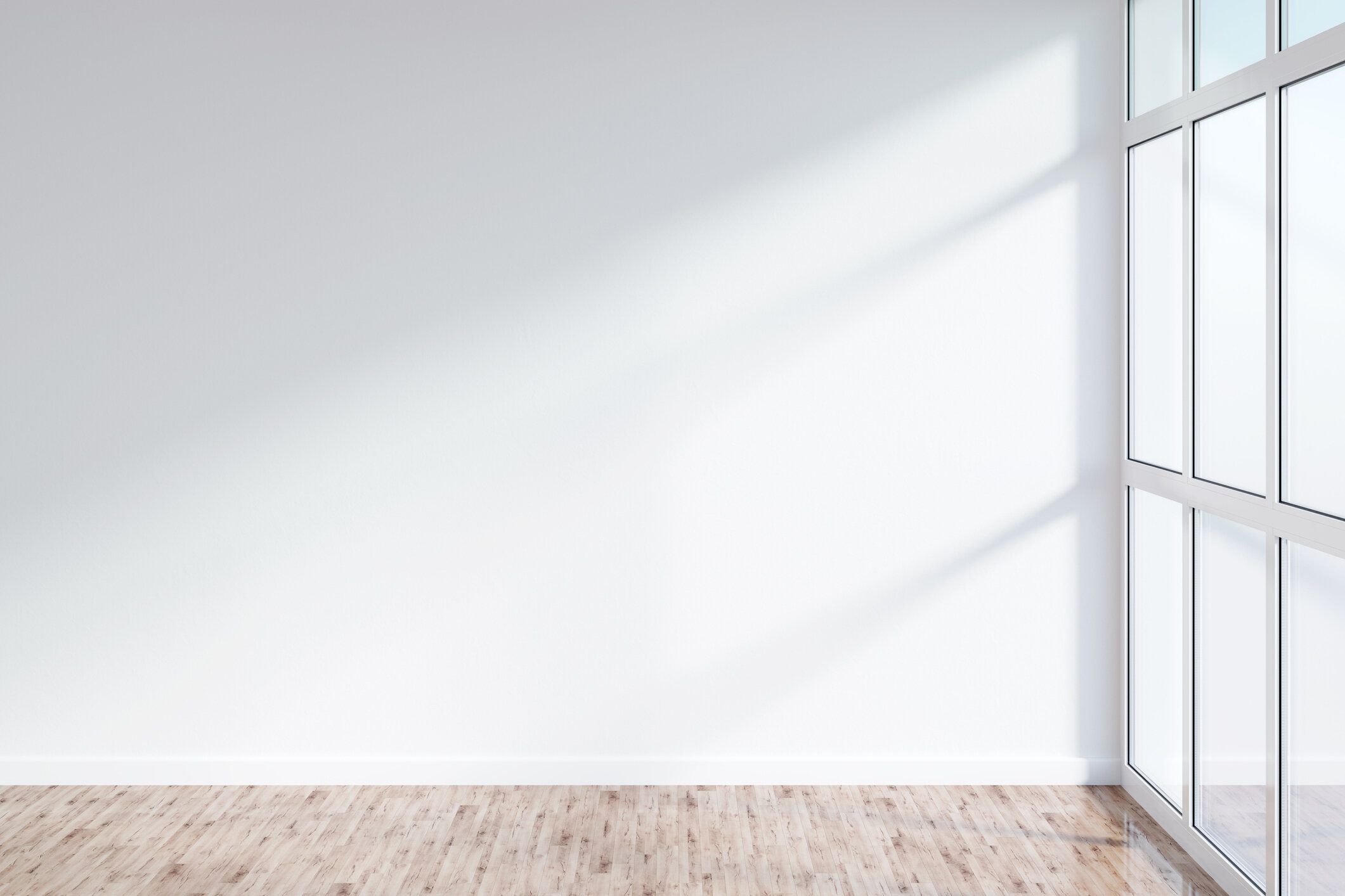 寄木細工の床が付いた空の明るい部屋で、白い空白の壁に日光が落ちる大きなステンドグラスの窓。モックアップウォール。フロントビュー。