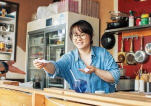 聞こえなくても、話したいし、つながりたい。そんな思いをかなえる 「手話カフェ」