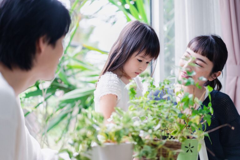 呼んでもなかなか来ない娘にイライラしちゃうパパ。ママのワザに「さすが！素晴らしい！」の大絶賛