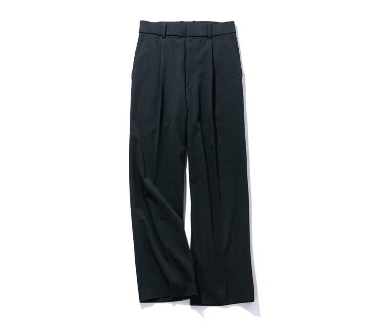 【ユニクロ】40代は絶対買うべき！今年の形にアップデート「ド定番の黒パンツ」の着こなしワザ