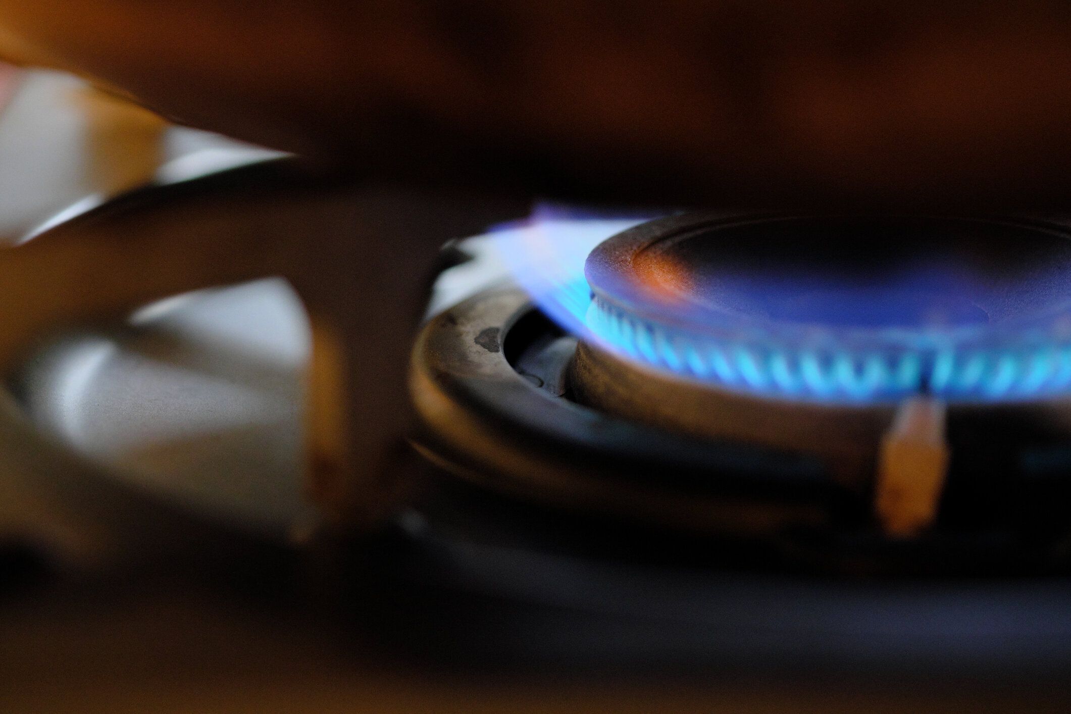 鍋の下のストーブに青い火