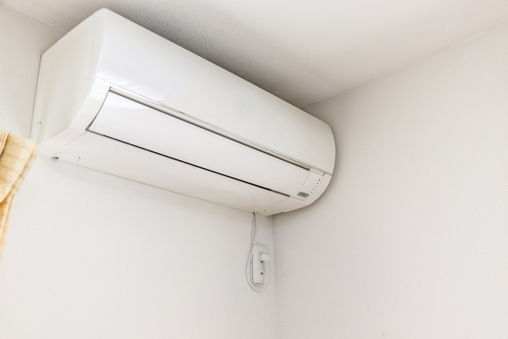 部屋の壁に白いエアコン