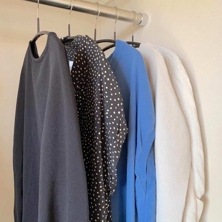 【クローゼット収納】たちまち片づく！とにかく服を減らしたいときにやるべき３つのこと