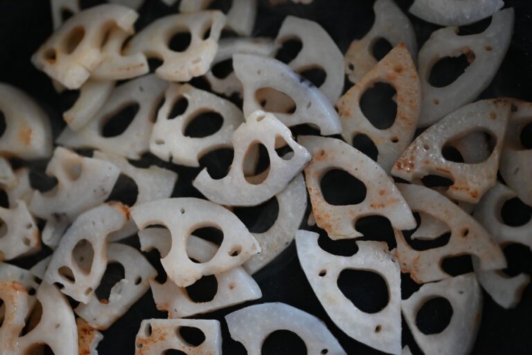 【旬食材】たっぷり味わおう！れんこんを使う簡単レシピ３選