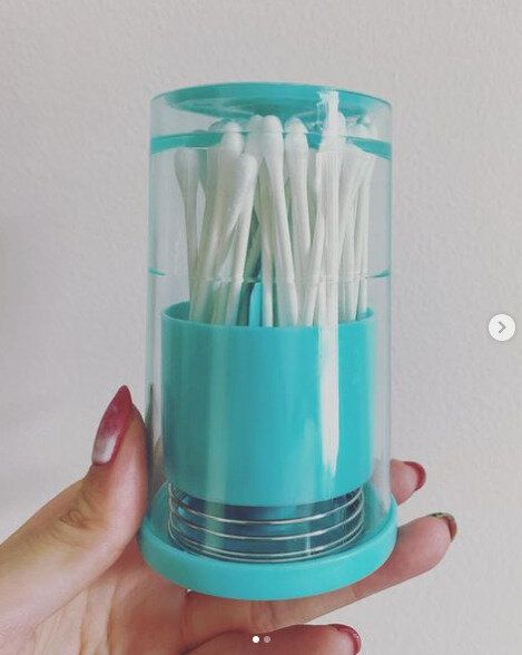 押すだけで綿棒が出てくる！プッシュ式綿棒ケース