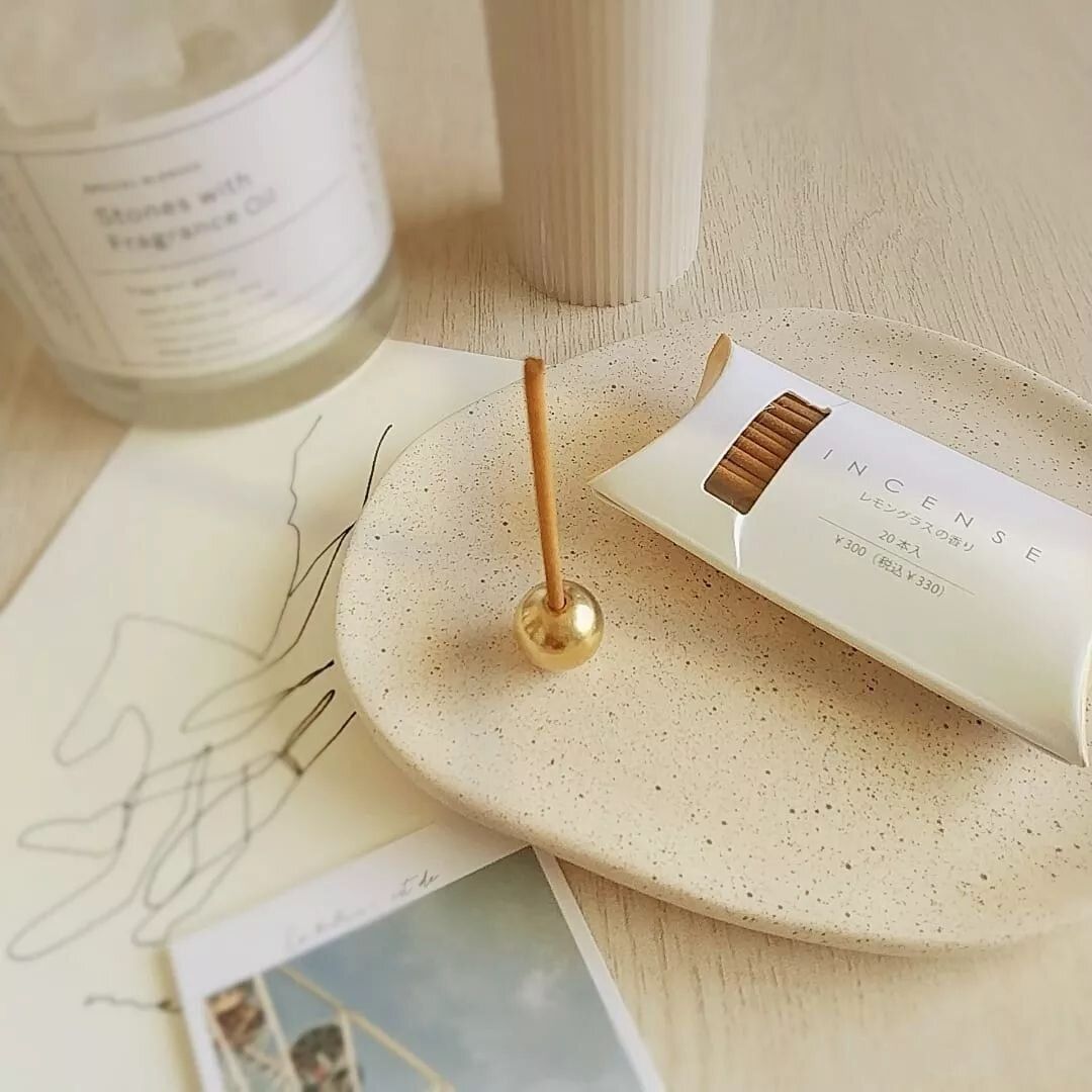 【3COINS】テラゾー柄のイビツトレイにお香立てを置いて素敵な空間を演出