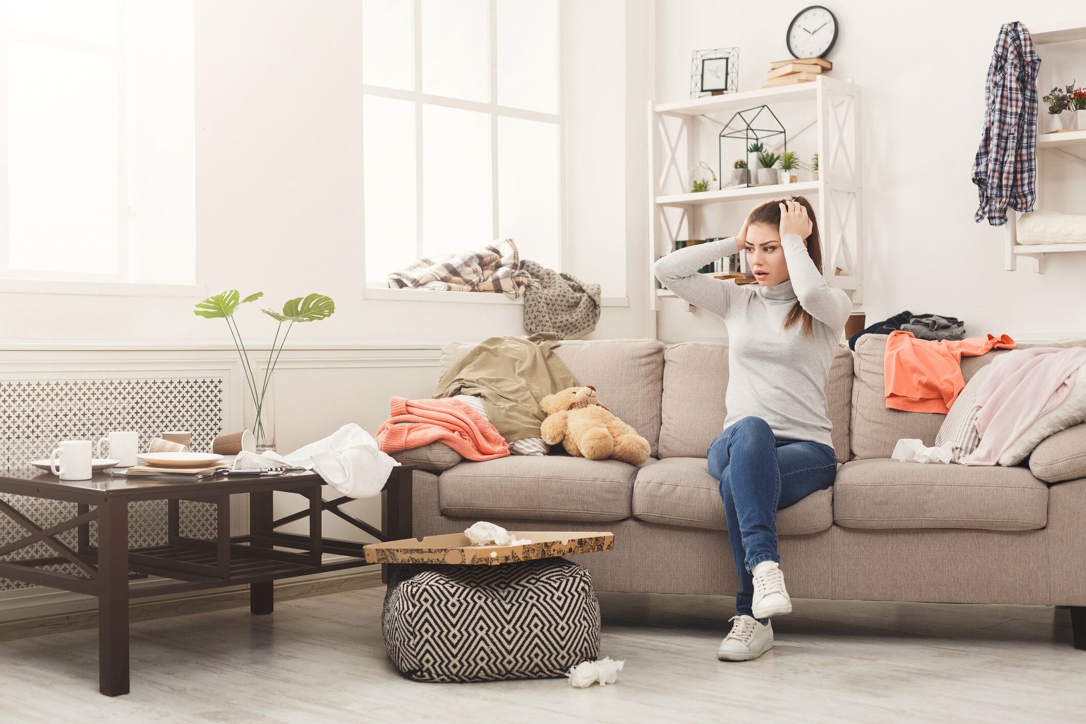 散らかった部屋でソファーに座っていた絶望的な女性