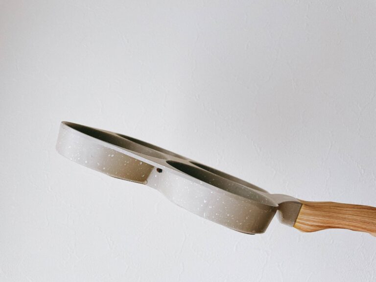 もう使ってみた!?SNSで大人気の「四つ穴フライパン」を購入してみたらそのすごさにビックリ!!