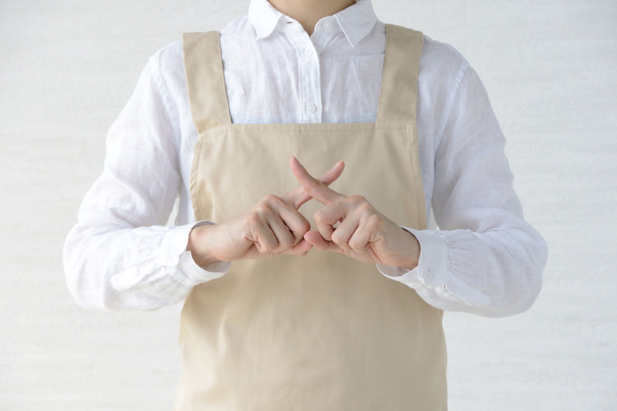 指を交差を持つ主婦