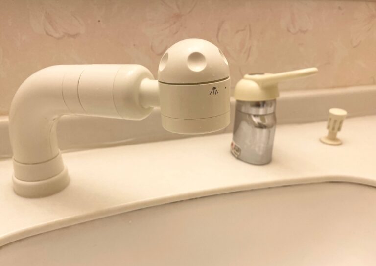 洗面台のシャワーヘッドを掃除する方法｜クエン酸や重曹を使ったやり方を解説