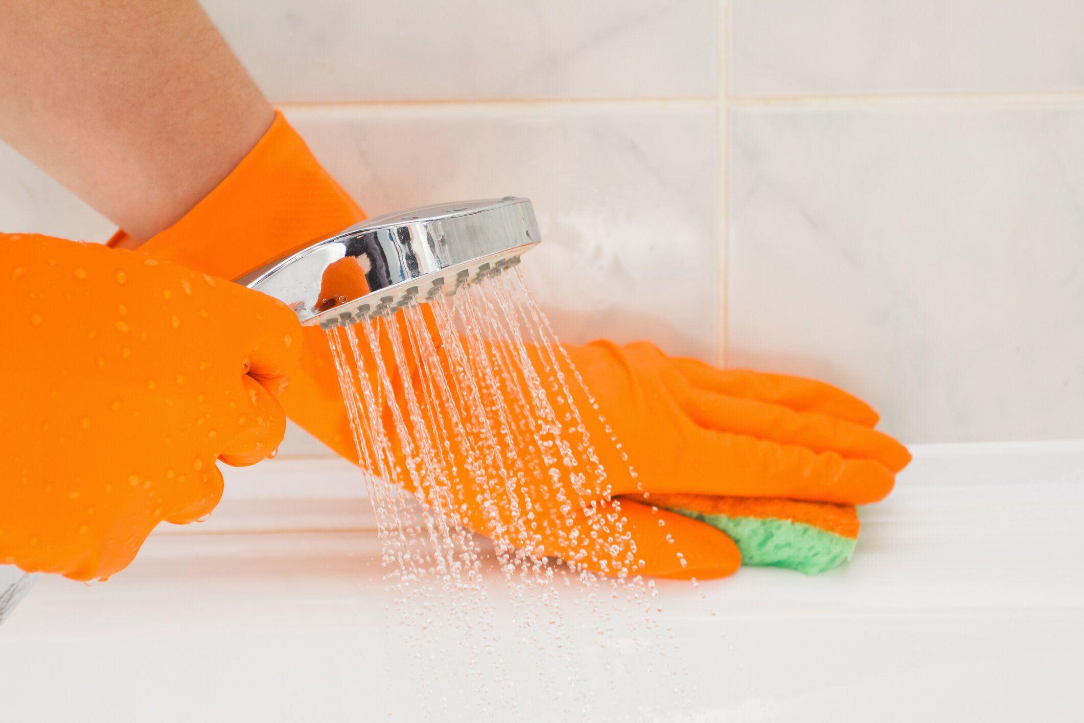 浴室、クローズ アップ ショットのクリーニング家政婦