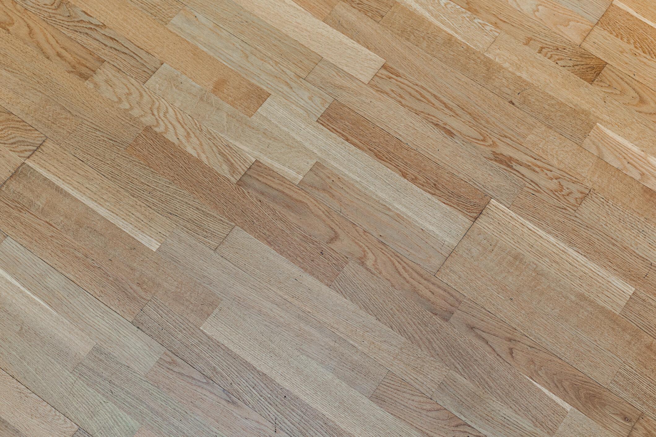 オーク材の頭上のビューから傷ついた木製の床面