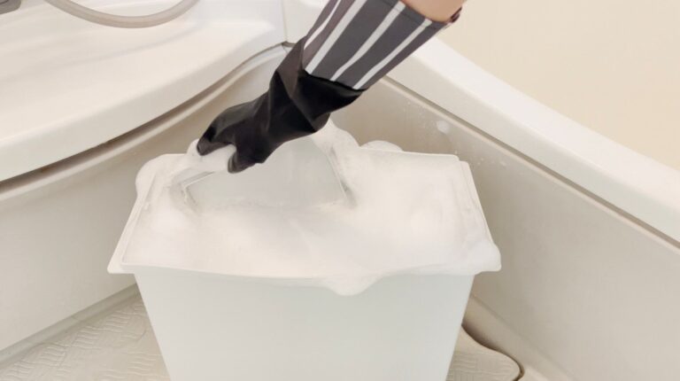 【つけ置きだけOK!】ほったらかしでできる”キッチンのゴミ箱そうじ術”