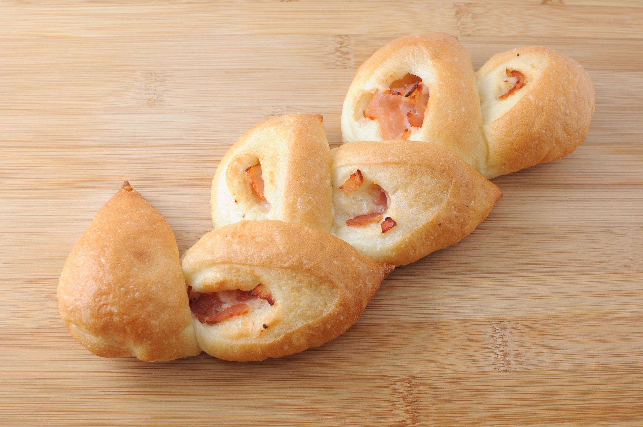 まな板の上のフランス ・ パン ベーコン エピ