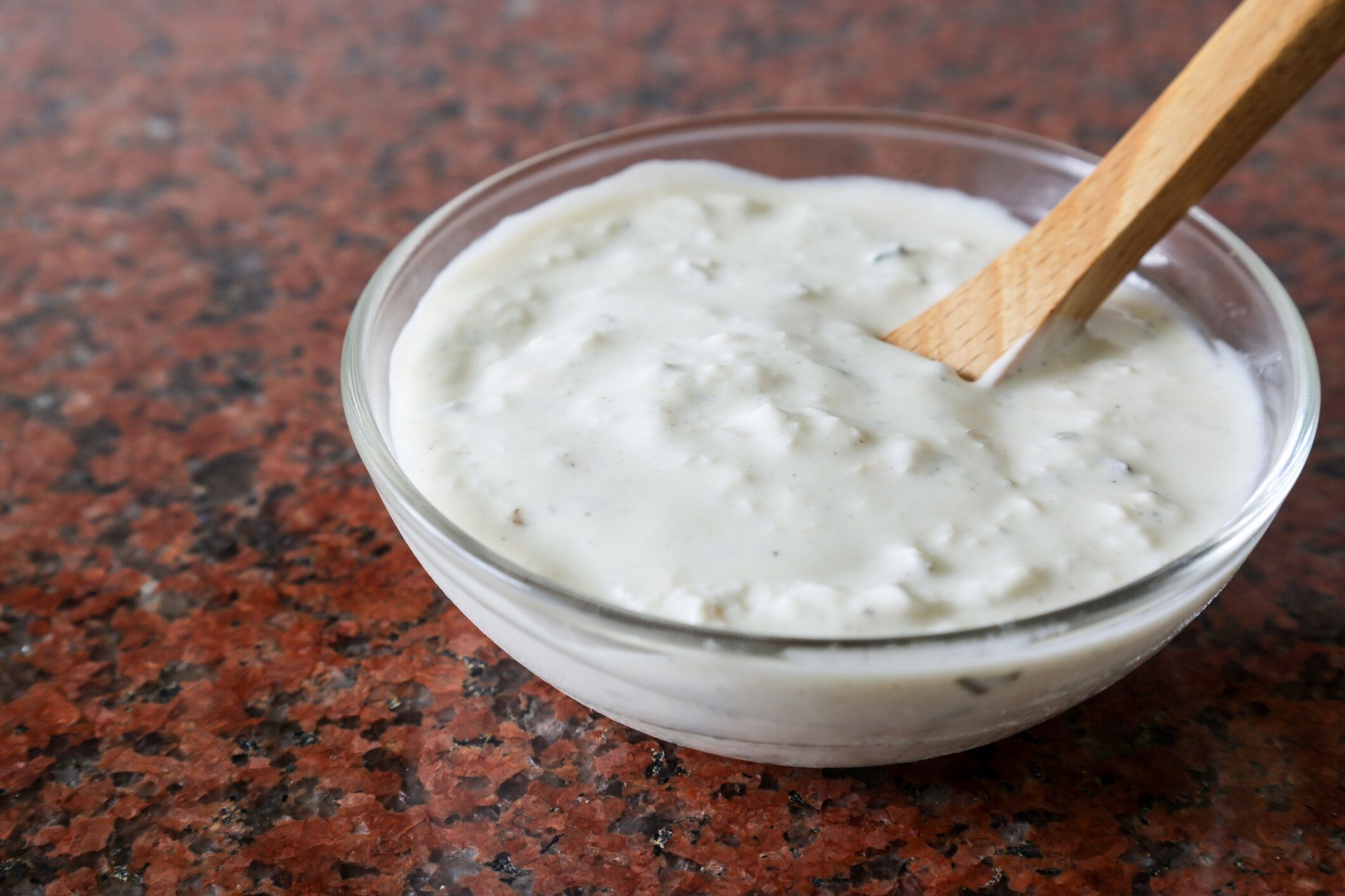 大理石のプレートに取り出したガラスボウルのタルタルソース。