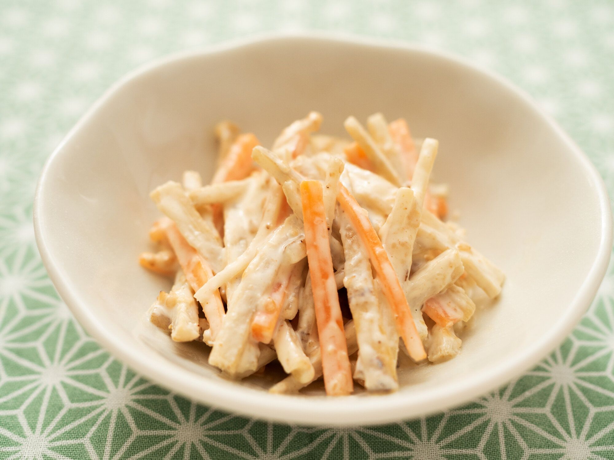 ゴボサラダ(日本のゴボウの根サラダ)