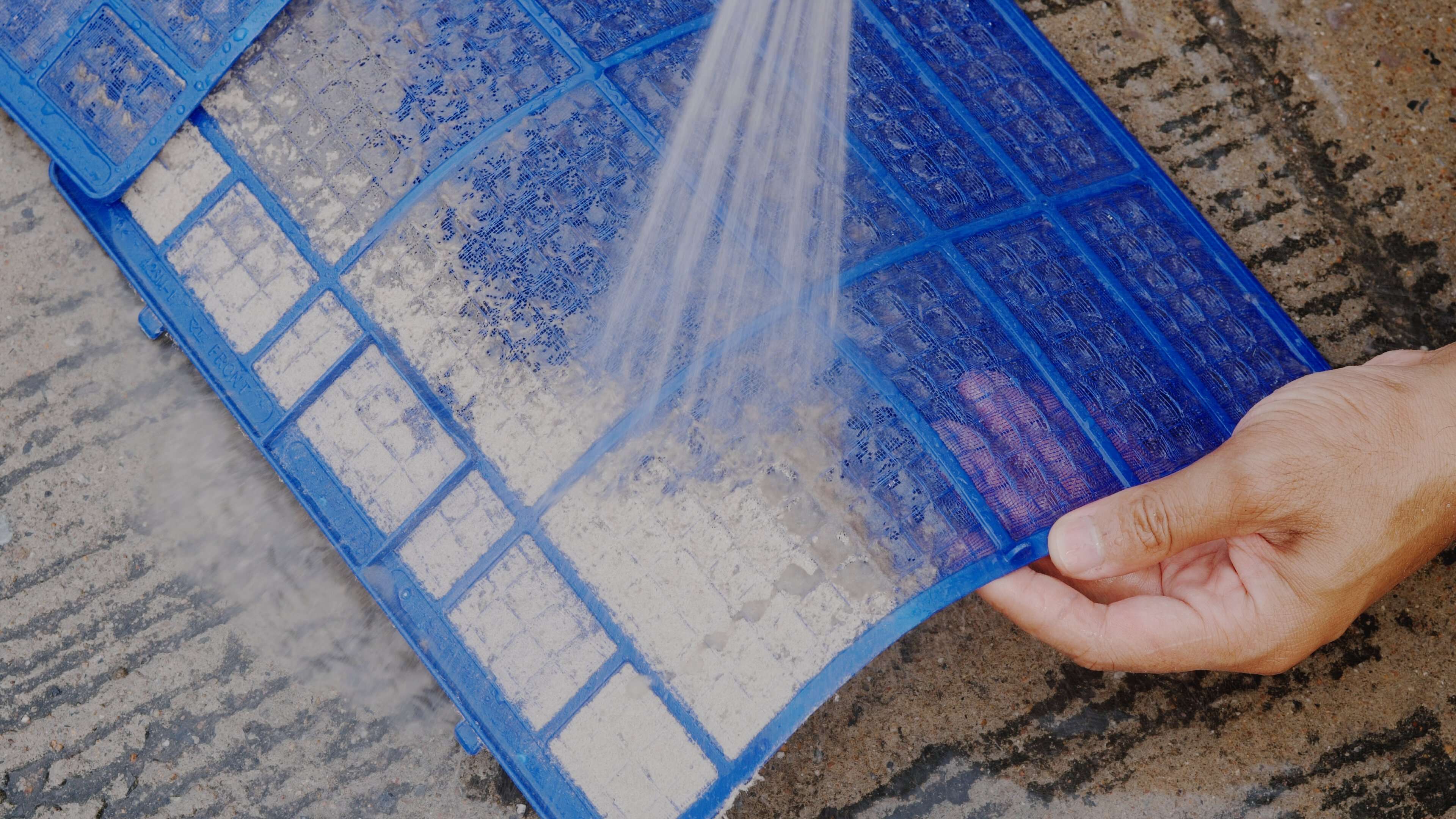 フィルターエアコンに密な汚れたほこりを洗浄する技術者サービスメンテナンス