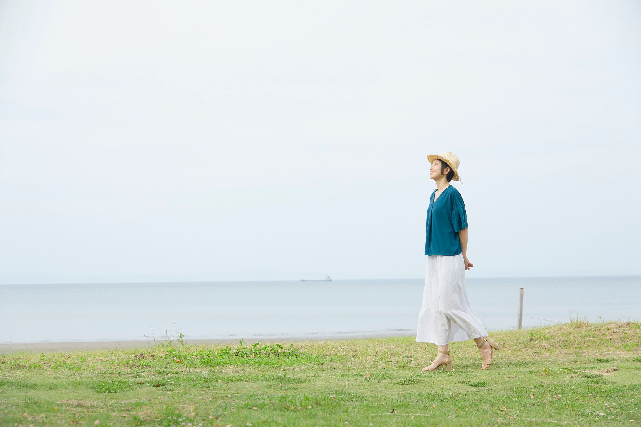 屋外を歩く日本人女性