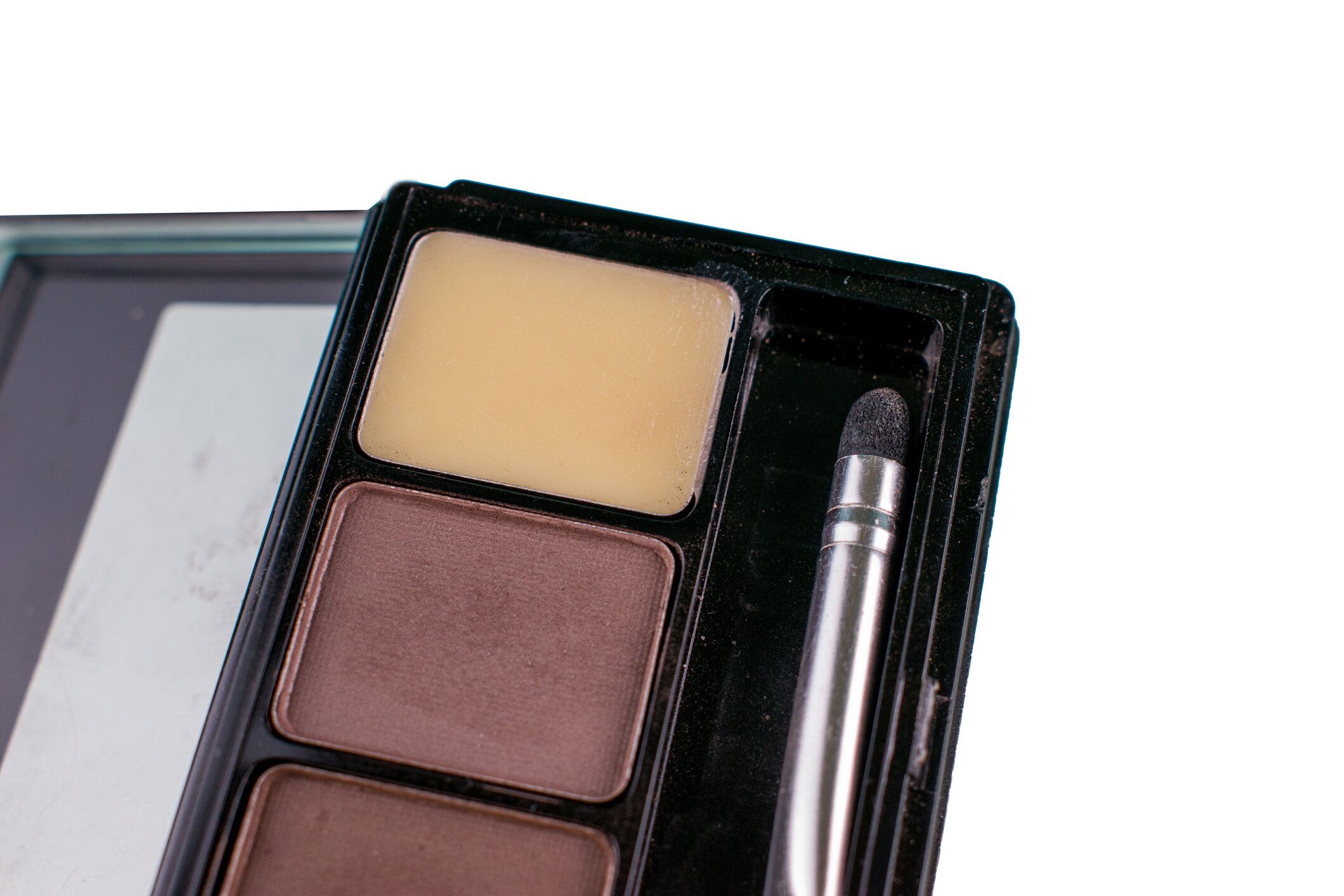 メイクアップ美容化粧品ツール、製品&フェイシャル化粧品、ブラシ、彫刻家、眉毛のためのアイシャドウスティック、白い背景に隔離された蛍光ペン。