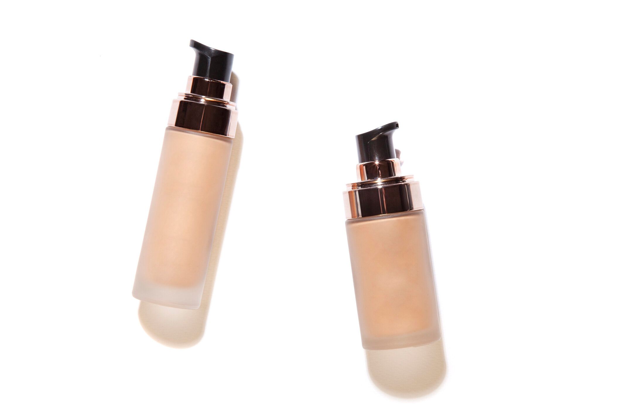 ファンデーションまたはコラーゲンバイアル。ヘアコスメエッセンスシャイニーパッケージ。モイスチャライザー、コンシーラー、トーナルベース用のポンプディスペンサー付きの光沢のあ�