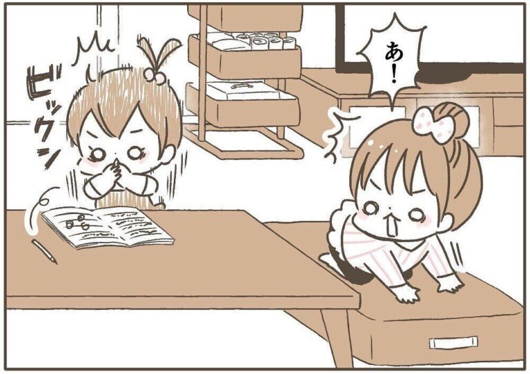 姉の宿題にイタズラをした3歳の妹。バレたときのとっさに隠れた姿がかわいすぎる！