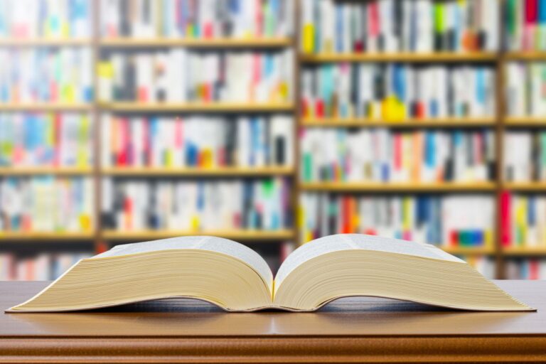 「鑑みる」とは？読み方や意味、「顧みる」との違いや誤用表現も解説