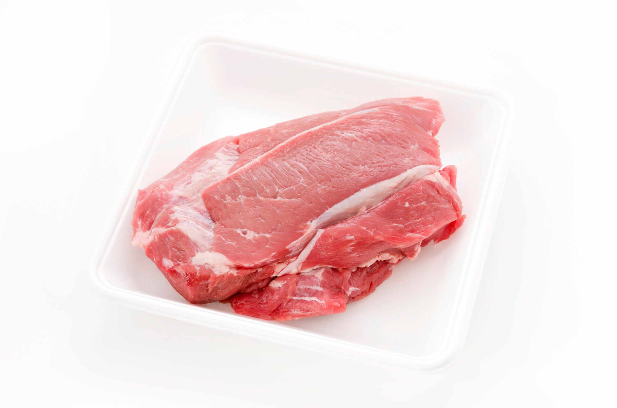 発泡トレイの白い背景に生豚肉