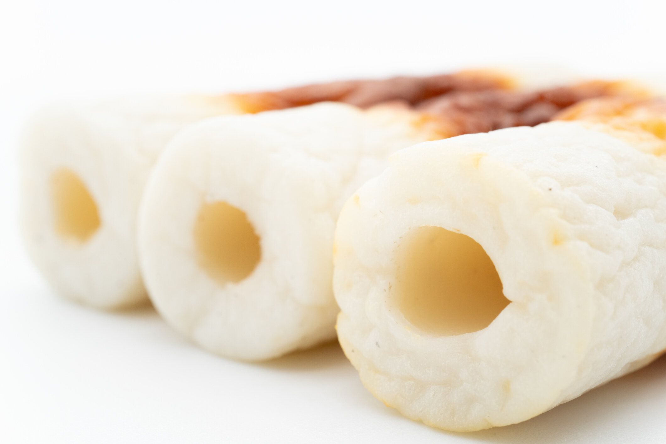 白い背景にちくわ