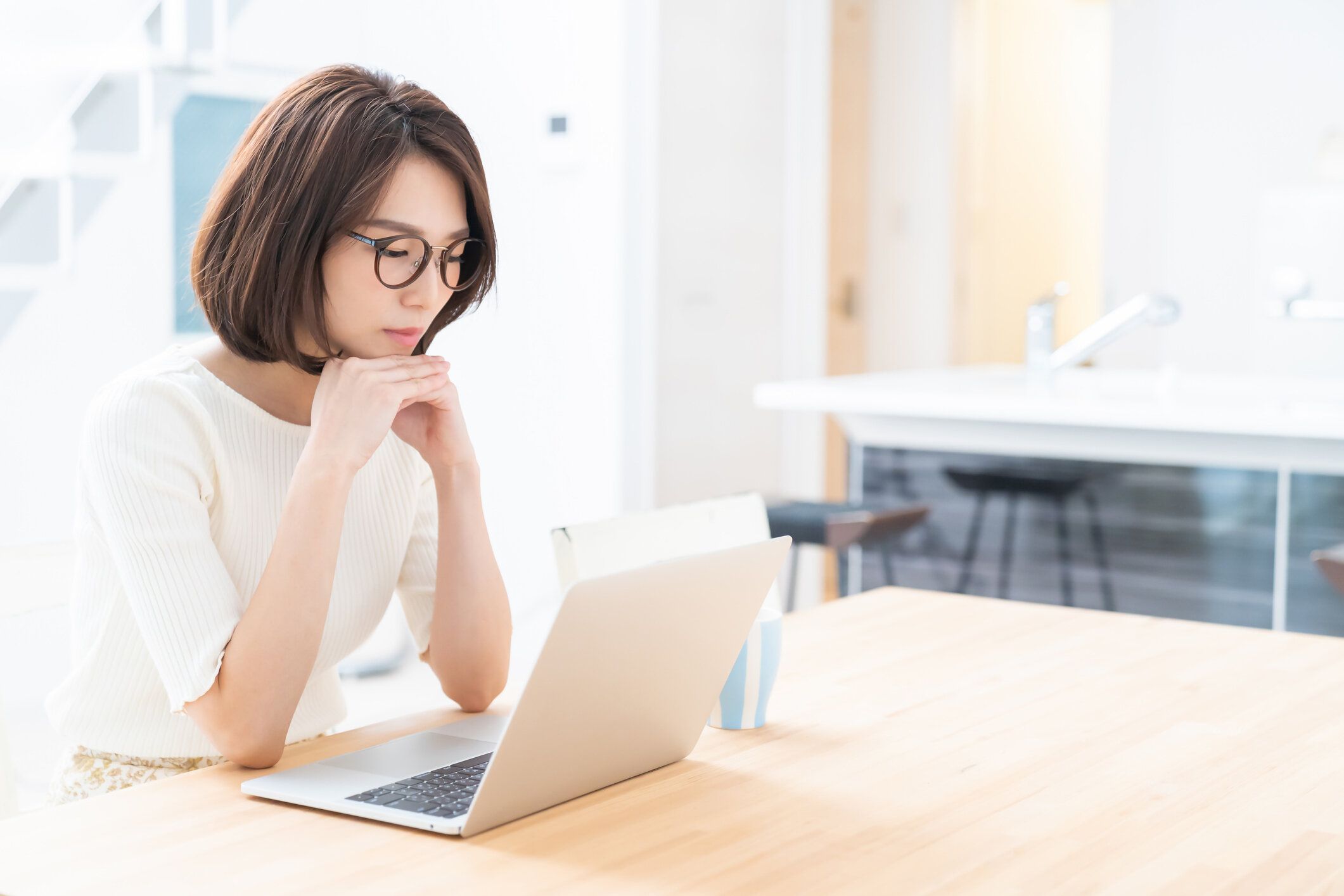 考える 悩む 鑑みるの類語