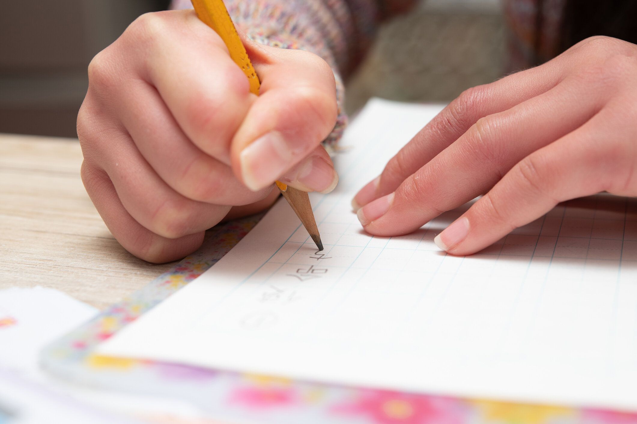 鉛筆で漢字を練習する子供　国語　言葉の意味