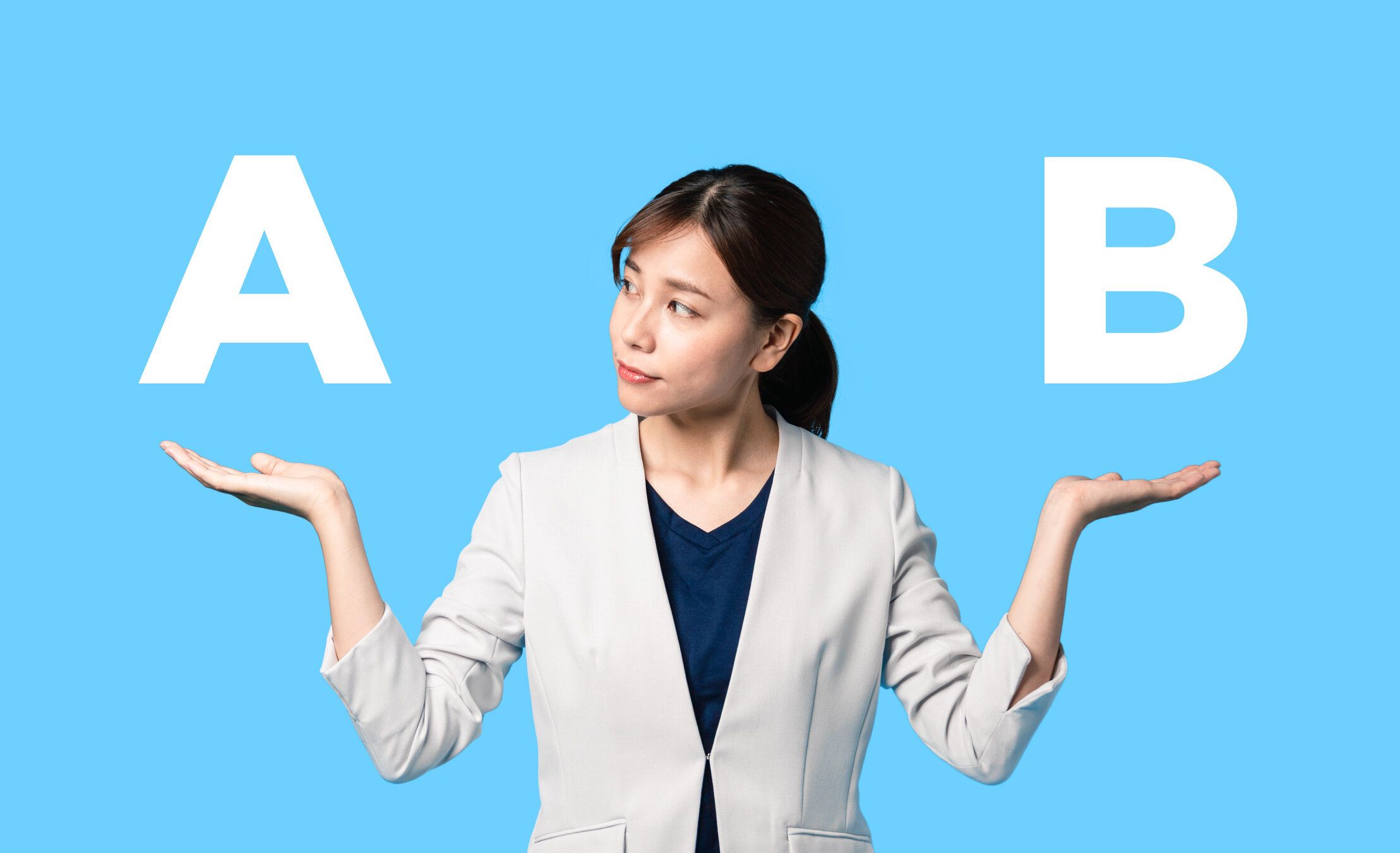 AとBを両手で比較する女性