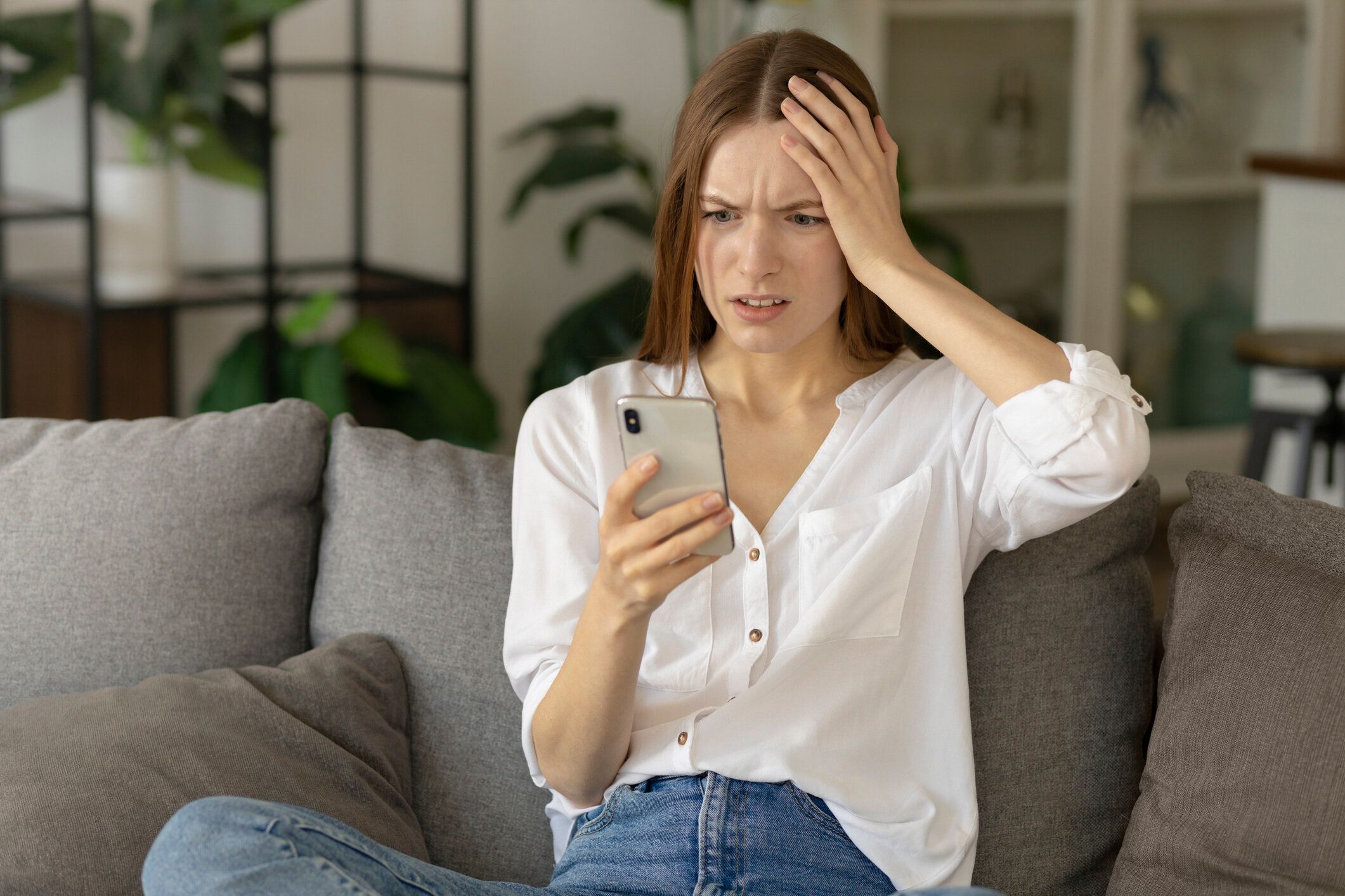 頭を抱える女性