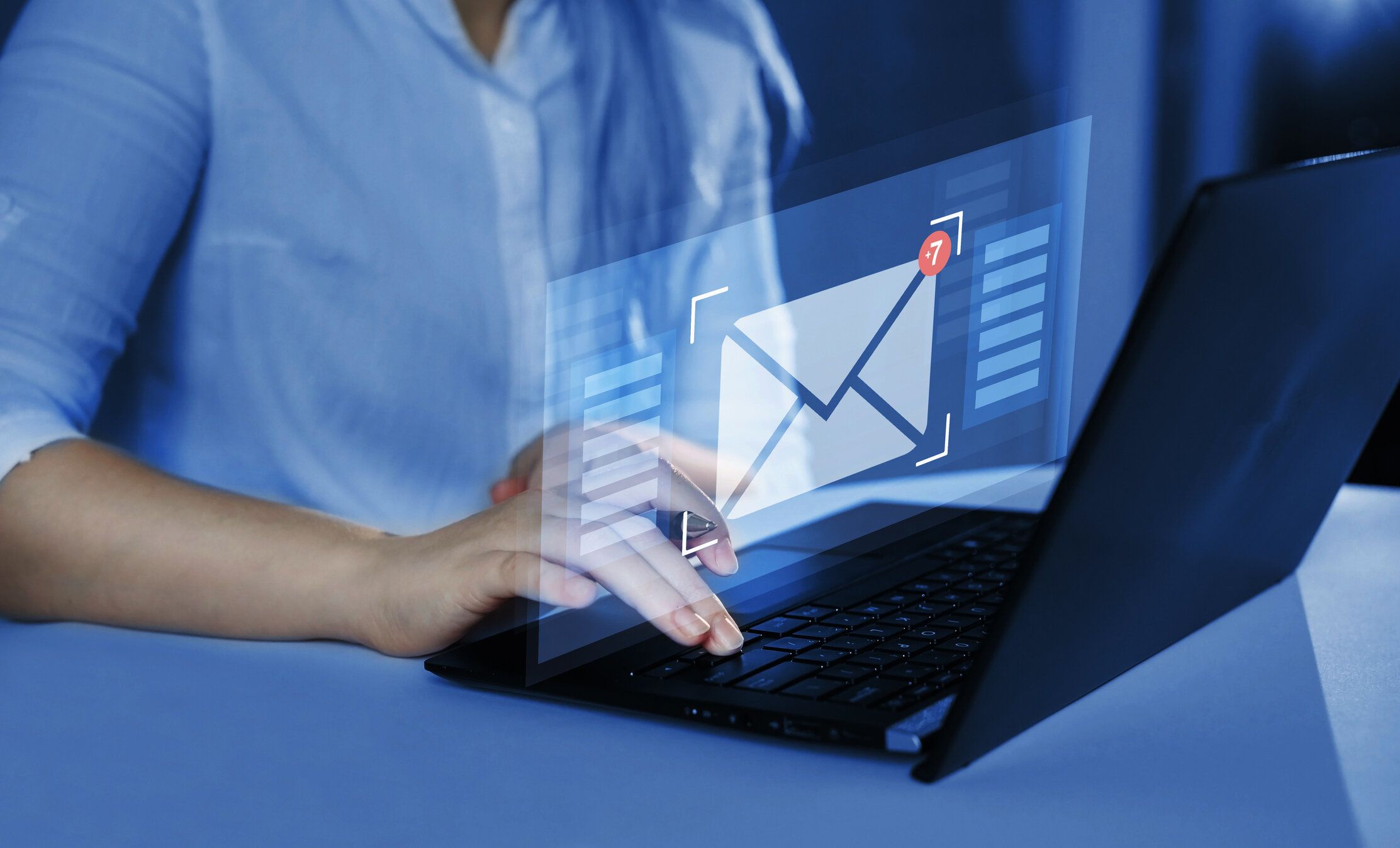 仮想画面で電子メールを読むマネージャーまたはディレクター。電子メールレターマーケティングおよびマーケティング事業。