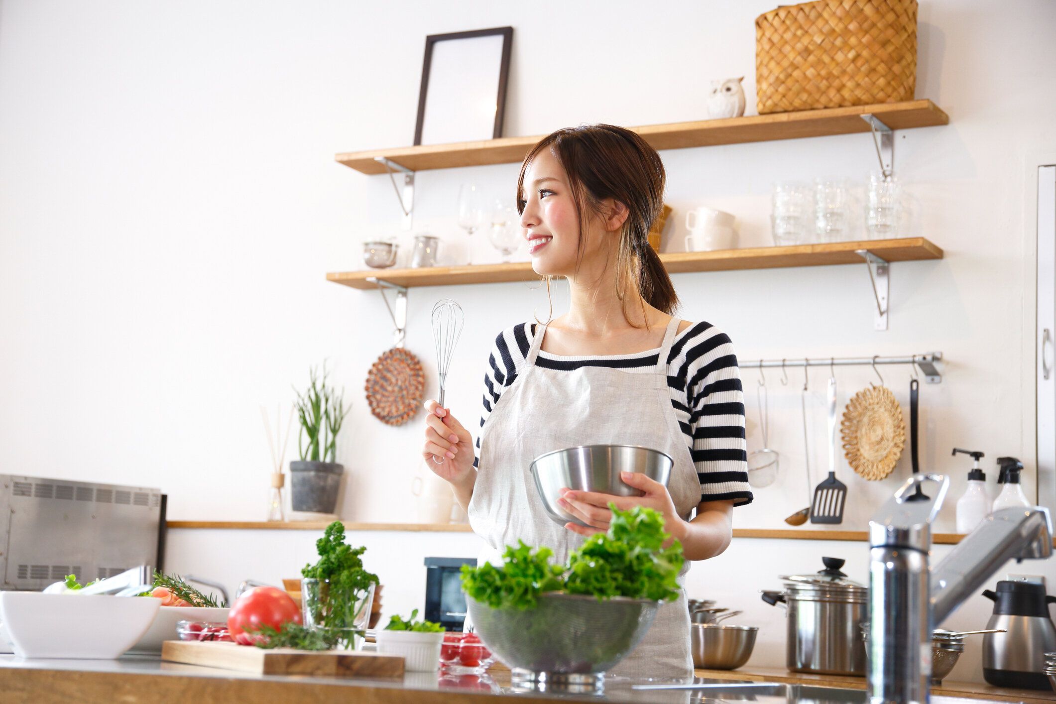 台所で調理アジアの女性主婦