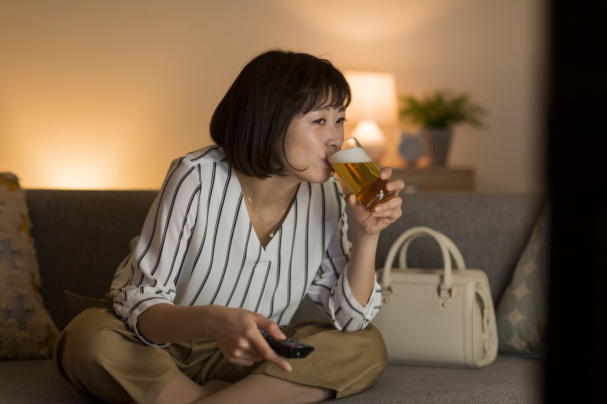 自宅で過ごす若い女性